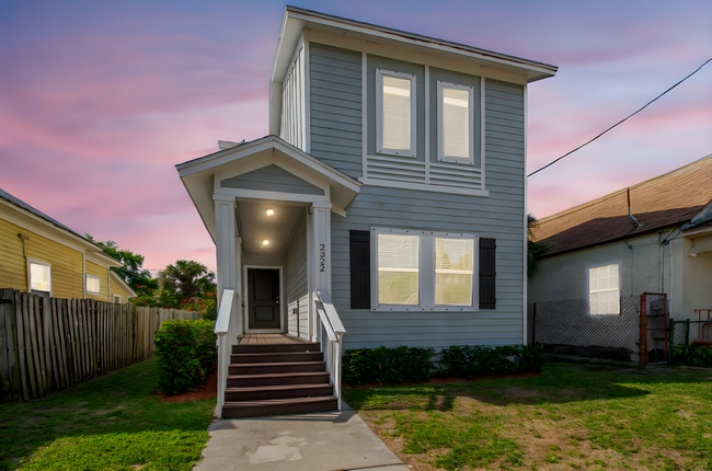 property at 2322 W Chestnut St