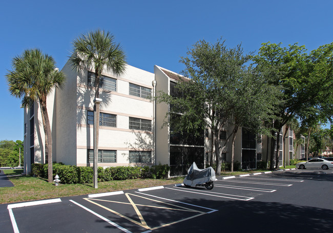 Palm Crest Luxury Rental Apartments in Coral Springs, FL - Building Photo - Building Photo