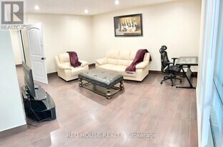 3025 Credit Crescent in Mississauga, ON - Building Photo