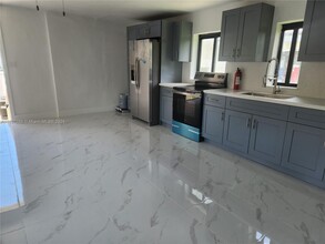 941 NW 99th St, Unit rear in Miami, FL - Building Photo - Building Photo