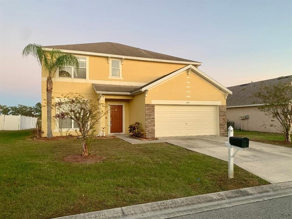 8327 Adele Rd in Lakeland, FL - Foto de edificio