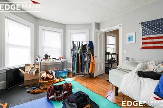 71 Orange St, Unit 2 in Waltham, MA - Foto de edificio - Building Photo