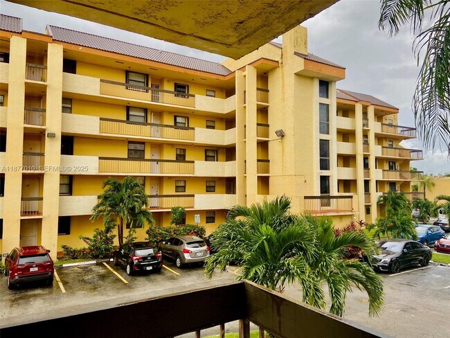 8881 Fontainebleau Blvd in Miami, FL - Building Photo - Building Photo