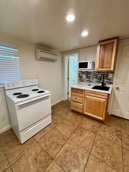 1643 S State St in Orem, UT - Building Photo