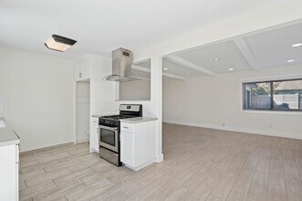 2048 Garden Ln in Costa Mesa, CA - Foto de edificio - Building Photo