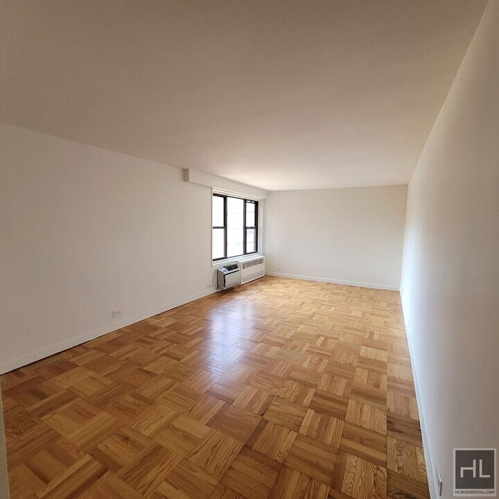 Fourth Avenue, Unit 8C in New York, NY - Building Photo