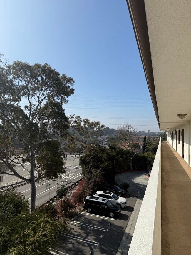 5000 S Centinela Ave, Unit 304 in Los Angeles, CA - Building Photo - Building Photo