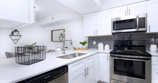 Riverbend Apartments in Indianapolis, IN - Building Photo - Building Photo