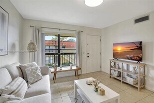 561 NW 100th Pl in Pembroke Pines, FL - Building Photo