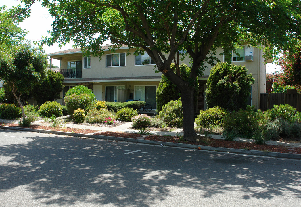 19470 Richwood Ct in Cupertino, CA - Building Photo