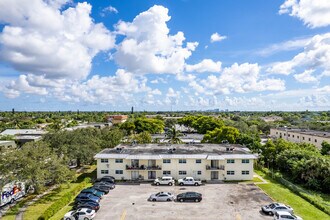 6390 NW 11th St in Sunrise, FL - Building Photo - Building Photo