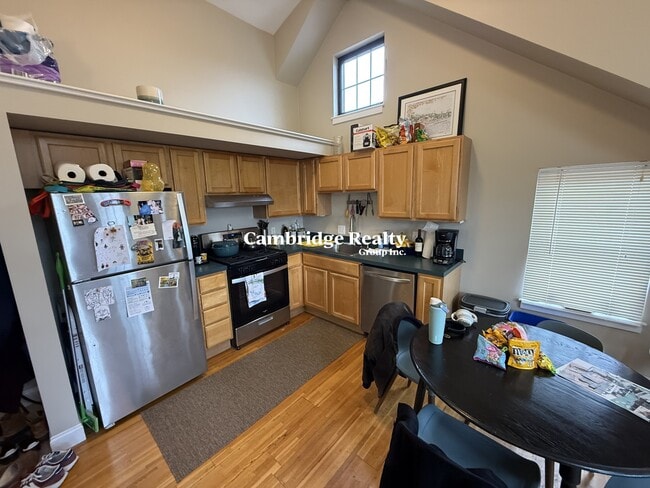 241 River St, Unit 10 in Cambridge, MA - Foto de edificio - Building Photo