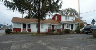 2460 W Harvard Ave in Roseburg, OR - Building Photo