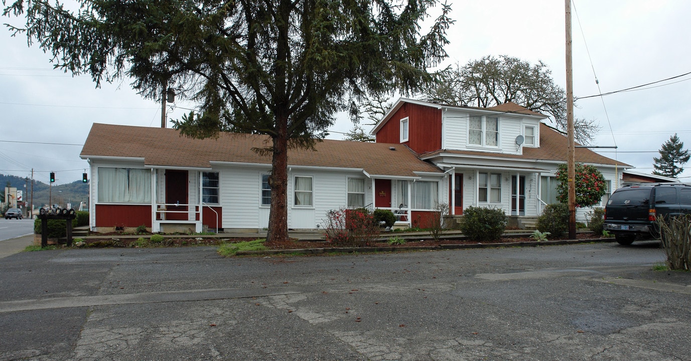 2460 W Harvard Ave in Roseburg, OR - Foto de edificio