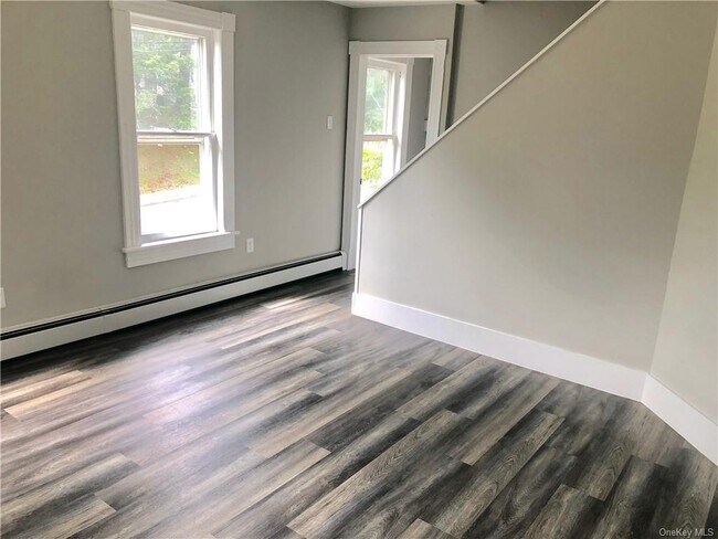 69 N Montgomery St in Walden, NY - Foto de edificio - Building Photo