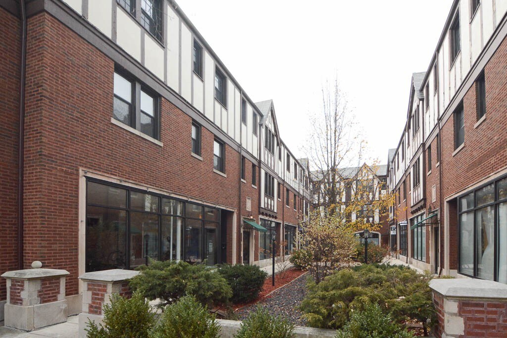 897 Green Bay Rd in Winnetka, IL - Building Photo