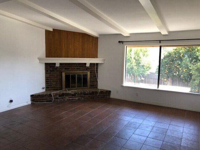 10640 Almond Ave in Oak View, CA - Building Photo - Building Photo