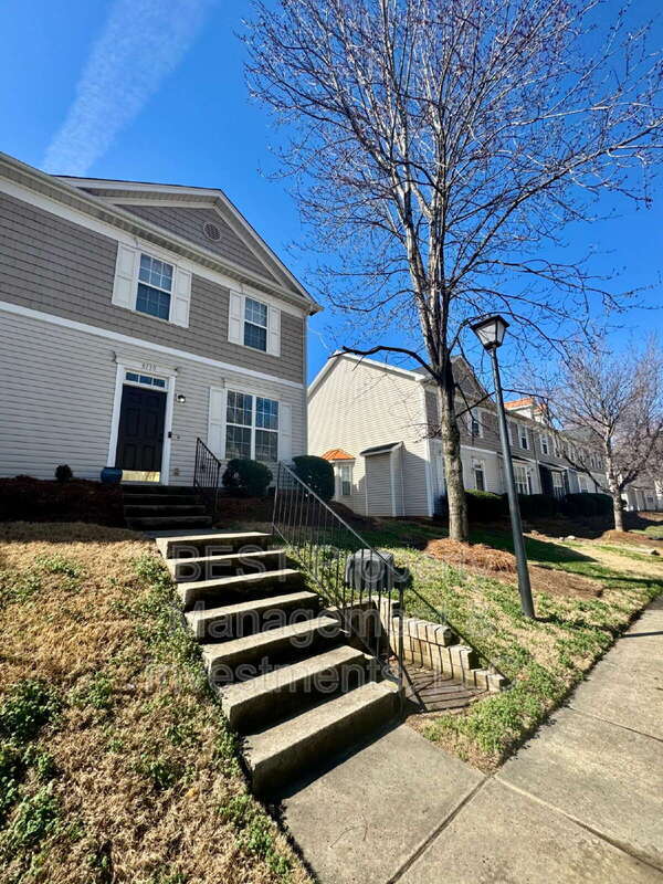 8130 Kings Creek Dr in Charlotte, NC - Building Photo - Building Photo