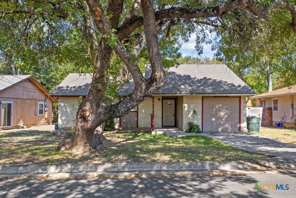 2016 Nevada St in San Marcos, TX - Building Photo