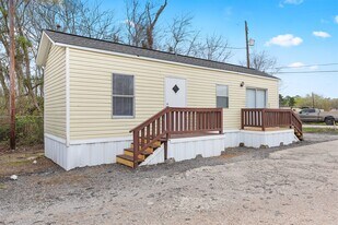 5015 39th St E in Dickinson, TX - Building Photo