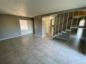 14235 Canterbury Dr in Victorville, CA - Building Photo - Building Photo