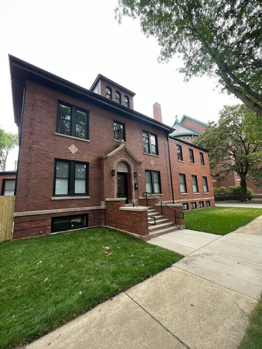 4927 N Claremont Ave in Chicago, IL - Building Photo