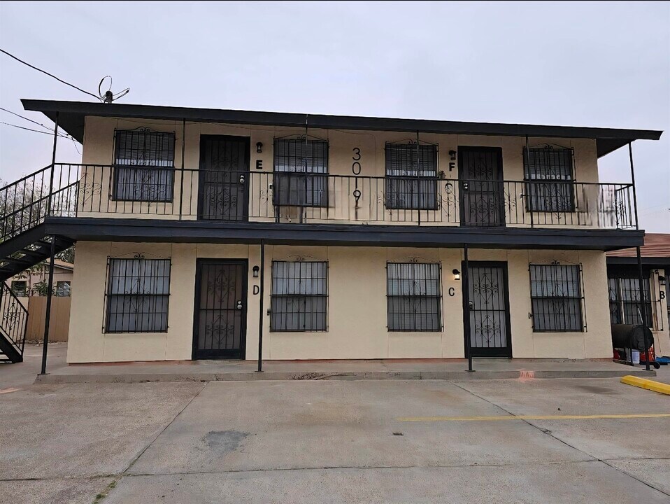 3019 Corpus Christi St in Laredo, TX - Building Photo