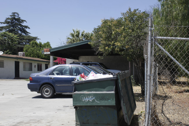 427-435 N Lilac Ave in Rialto, CA - Foto de edificio - Building Photo