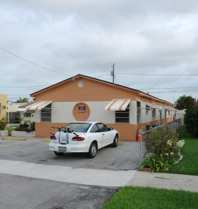 709 NE 4th Ct in Hallandale Beach, FL - Building Photo - Building Photo