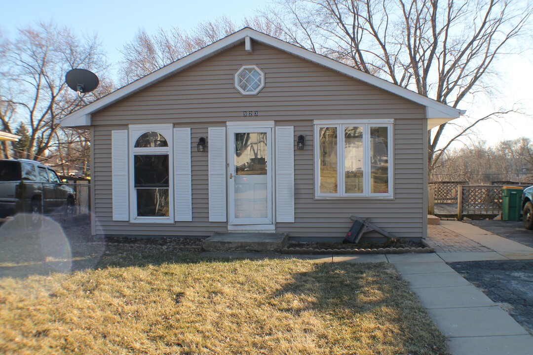 923 Ronald Terrace in Round Lake Beach, IL - Building Photo