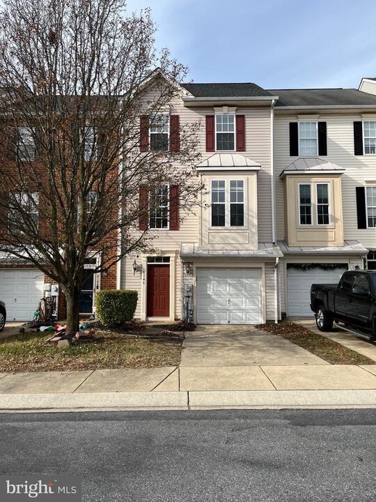 8146 Jade Crossing Ct in Pasadena, MD - Building Photo