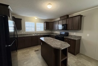 105 Nicole Ct in Howell, MI - Foto de edificio - Building Photo