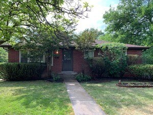 1414 Pfingsten Rd in Glenview, IL - Building Photo