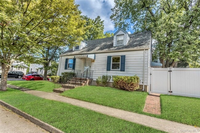 136 N 1st St in New Hyde Park, NY - Building Photo - Building Photo