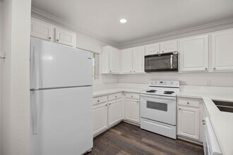 7505 Charmant Dr in San Diego, CA - Building Photo - Building Photo