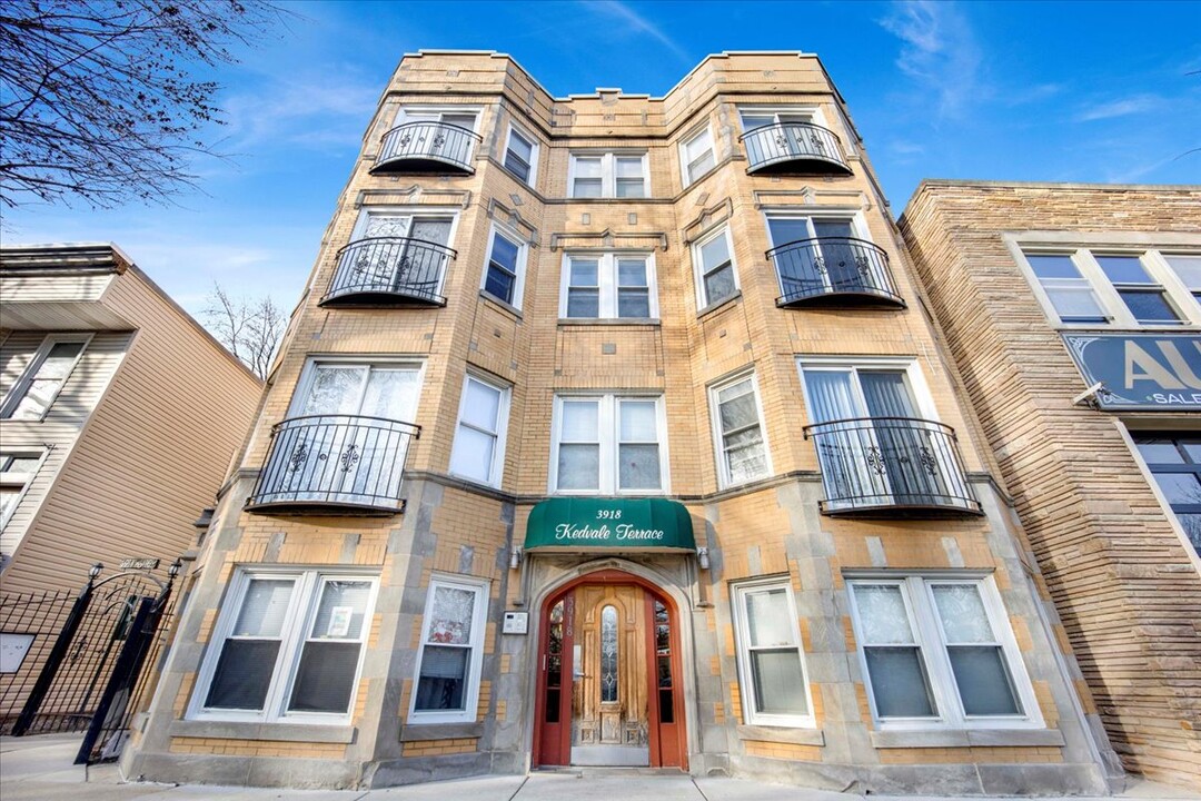 3918 N Kedvale Ave, Unit 2N in Chicago, IL - Foto de edificio