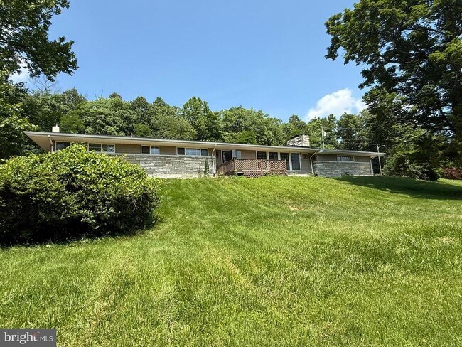 7697 Hedgesville Rd in Hedgesville, WV - Building Photo - Building Photo