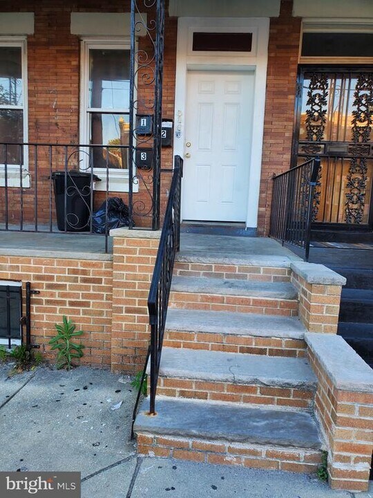 2606 N 33rd St in Philadelphia, PA - Building Photo