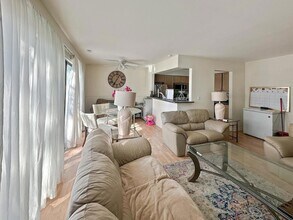 209 W Ct of Shorewood, Unit 3A in Vernon Hills, IL - Building Photo - Building Photo