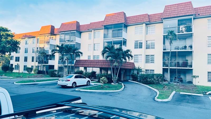 4170 Inverrary Dr in Lauderhill, FL - Building Photo