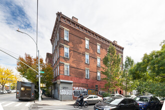 912 Metropolitan Ave in Brooklyn, NY - Building Photo - Building Photo