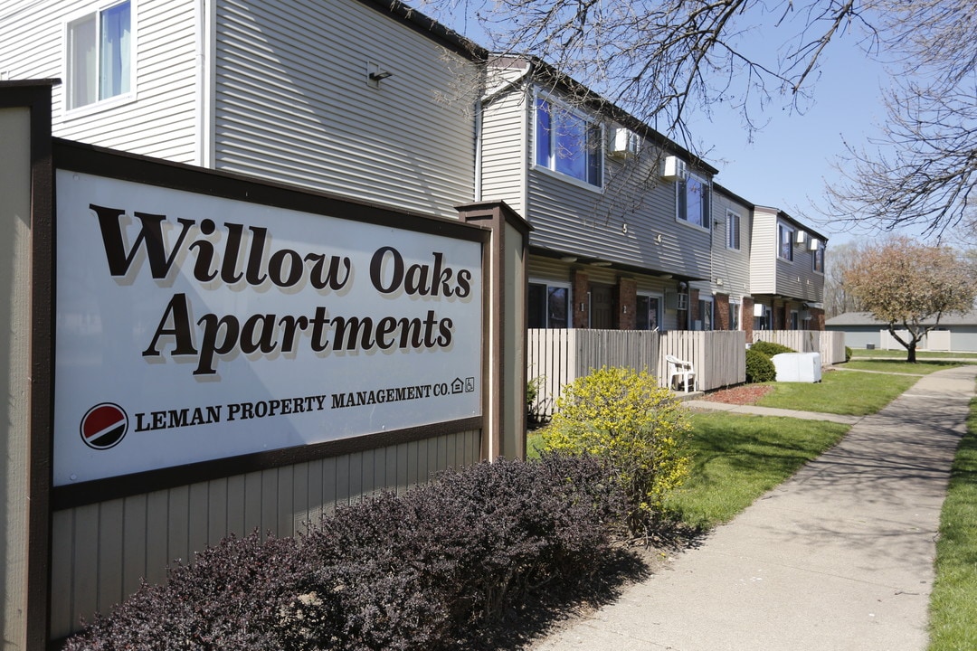 Willow Oaks Apartments in Pekin, IL - Building Photo