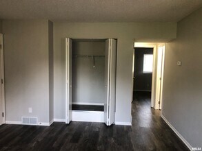 4933 Jersey Ridge Rd in Davenport, IA - Building Photo - Building Photo