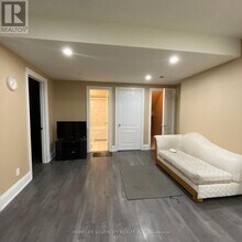 40 Featherwood Dr in Vaughan, ON - Building Photo - Building Photo