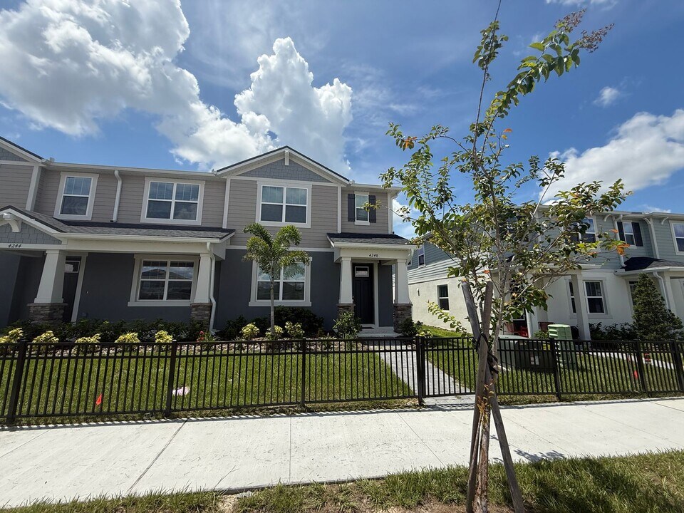 4248 Sadler Rd in Apopka, FL - Foto de edificio