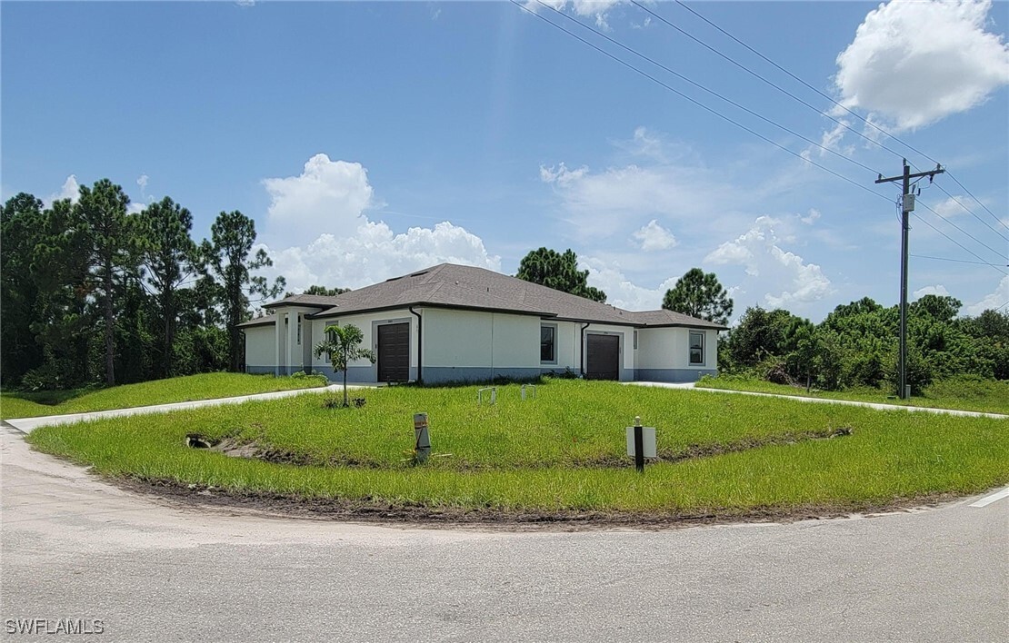 884 Milwaukee Blvd in Lehigh Acres, FL - Building Photo