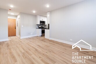 531 W Aldine Ave, Unit 506 in Chicago, IL - Building Photo - Building Photo