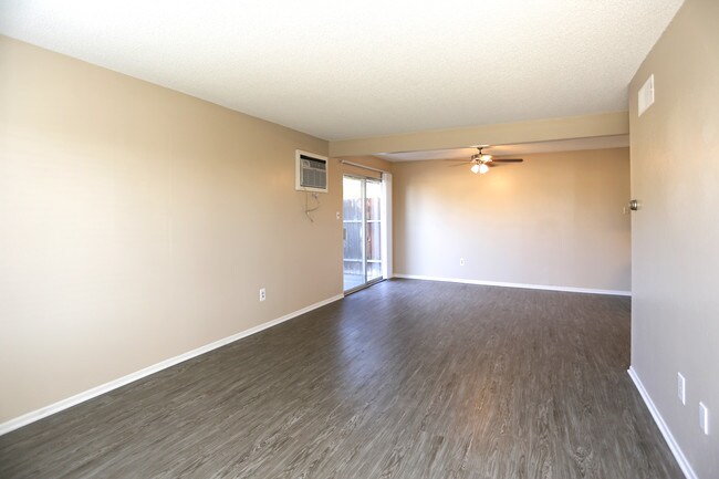 Palm Gardens 2017, LLC in Tustin, CA - Foto de edificio - Building Photo