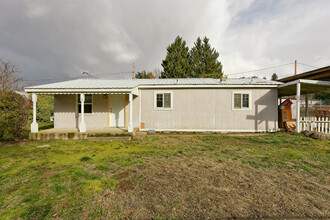 1808 Spring St in Medford, OR - Building Photo - Building Photo