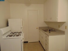1205 Broadway Ave in San Pablo, CA - Building Photo - Building Photo